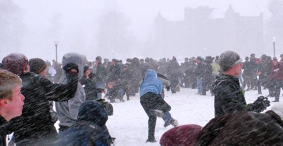 มาดูกัน! 10 ธรรมเนียมเพี้ยนๆ ของสถาบันในอเมริกา!