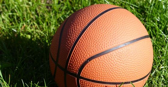 วิทยาศาสตร์สุดจี๊ดในกีฬา!! "ทำไมลูกบาสต้องมีสีส้ม" 