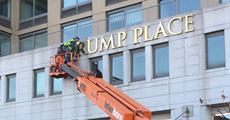 อายจนต้องเปลี่ยนชื่อ! ผู้พักอาศัยในตึก Trump Place เรียกร้องให้เอาชื่อทรัมป์ออกไป