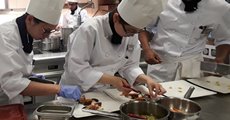 ปี 1 เสิร์ฟ ปี 2 เป็นเชฟ! เปิดหลังครัว ห้องเรียนวิชาครัวสุดอร่อยของสถาบันการโรงแรมที่สวิส