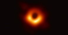 นักวิทยาศาสตร์เผยภาพ “หลุมดำ” กลางกาแล็กซี ครั้งแรกในประวัติศาสตร์ 