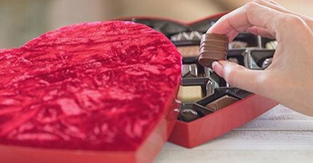 ทำไมถึงต้องเป็นช็อกโกแลตในวันวาเลนไทน์? ที่มาของขนมคู่ใจวันแห่งความรัก