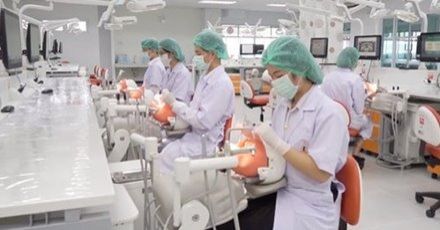 จบ ป.ตรี แล้วแต่อยากเรียนทันตะฯ - นิติฯ! แนะนำ 2 โครงการ ปริญญาตรีใบที่ 2 ใช้เวลาเรียนน้อยกว่าเดิม