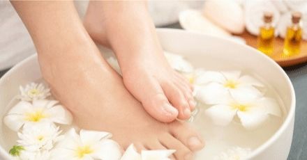 5 วิธีง่ายๆ เปลี่ยนส้นเท้าแห้งแตกให้เนียนนุ่ม