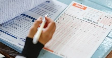 เช็กความเร็ว ต้องทำข้อสอบ A-Level ข้อละกี่นาที ถึงจะทำทันทุกวิชา?