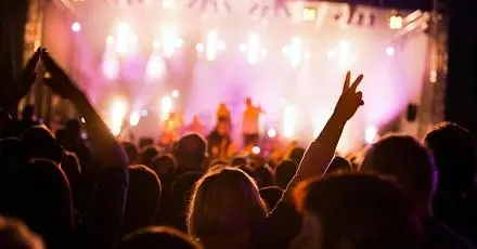 4 อาชีพสำหรับคนชอบ “คอนเสิร์ต” เรียนอะไรได้บ้าง และมีมหา’ลัยไหนเปิดสอน