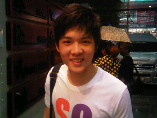 [TS7] pic >>> อาตี๋ แอมป์ ใต้ตึก GMM วันนี้ ไม่แต่งก้อหล่อ ใสวิ้งค์ ...