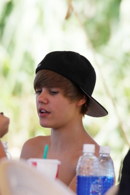 Justin Bieber at the beach Hawaii:) | Dek-D.com