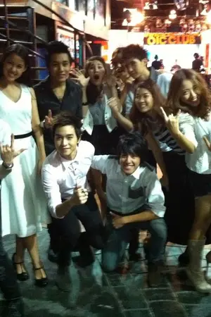 ปกนิยาย 12 ศิลปินฝึกหัดโชว์สเต็ปเต้น รายการเรียลลิตี้ ''ดิ อาร์ททิสส์''