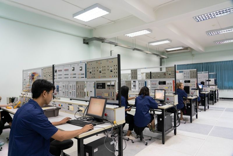 ห้องปฏิบัติการ วิศวกรรมไฟฟ้า เครื่องมือมีครบให้นักศึกษาทุกคน