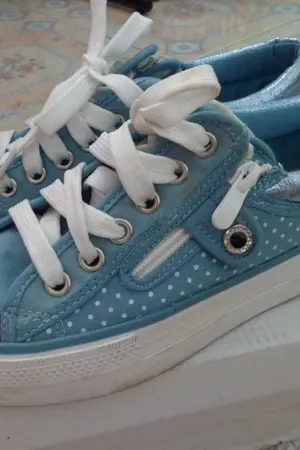 ปกนิยาย รองเท้าผ้าใบแฟชั่น