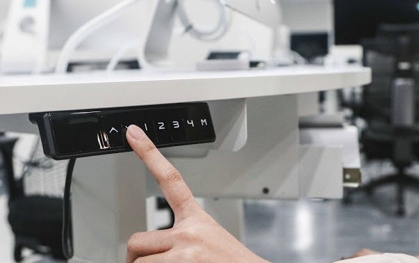 โต๊ะคอมพิวเตอร์ สามารถปรับเป็นการใช้งานแบบยืนได้