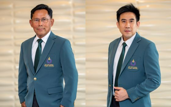 โปรเชาวรัตน์ เขมรัตน์ (ซ้าย) อาจารย์ประจำหลักสูตรฯ  และ&nbsp;