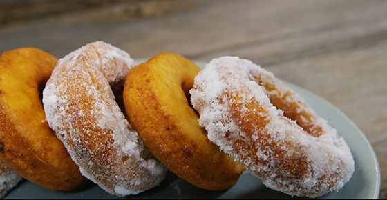 ภาพจากวิดีโอ 1915 Potato Doughnut Spudnuts Recipe (https://www.youtube.com/watch?v=u567nt_sRTQ)