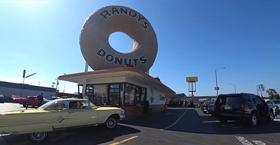 ภาพจาก Randy's Donuts in Sunny California with AdamTheWoo (https://www.youtube.com/watch?v=uAdJpn_jJ1M)