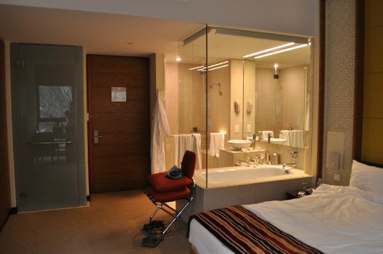 Bedroom and bathroom. - Picture of Vida Downtown, Dubai - Tripadvisor