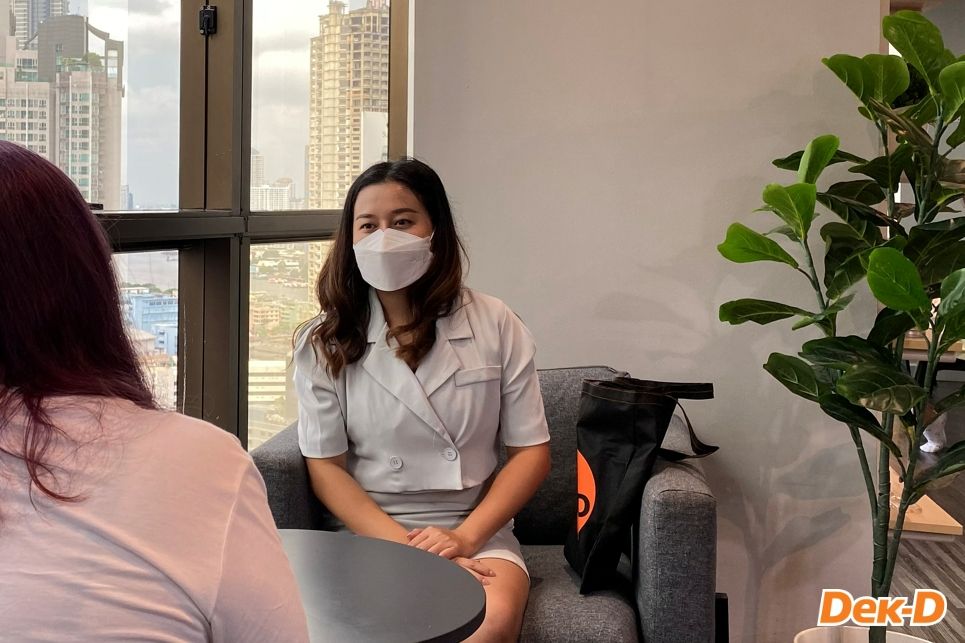 ทีมงานพบปะพูดคุยกับคุณโบว์