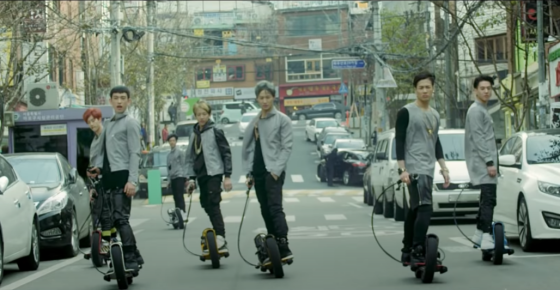 รูปภาพจากมิวสิควิดีโอเพลง Girls Girls Girls