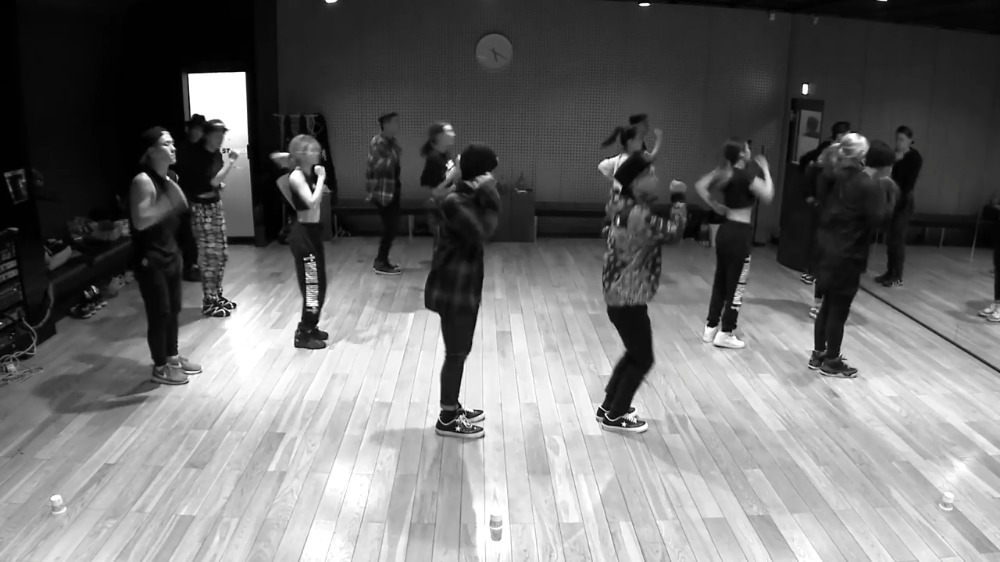 ท้ายเพลงจากMV Mirrored Dance Practice โดย Pair1d_JM ( ควิซทดสอบ ) Dek