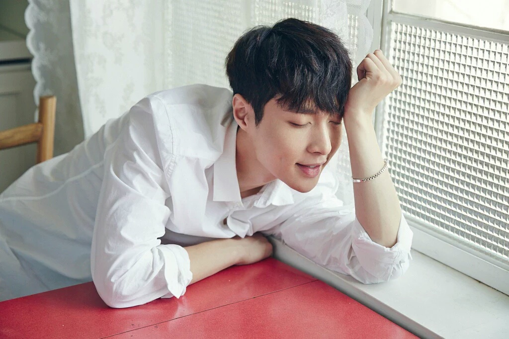 Чжан Исин предприниматель. Исин в детстве. Чжан Исин в очках. Чжан Исин в кресле