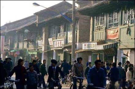 ในปี 1986 ผู้คนมักนิยมเดินทางสัญจรโดยใช้จักรเป็นหลัก (ที่มา :  https://board.postjung.com/1295263)