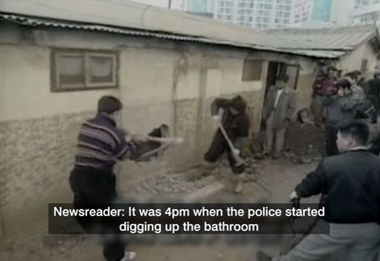 เจ้าหน้าที่ได้ทุบบริเวณห้องน้ำบ้านของจงซิก เพราะพ่อของเค้าถูกกล่าวหาว่าได้ฝังเด็กๆ บริเวณนี้