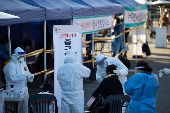 Photo Credit: https://www.bloomberg.com/news/articles/2020-12-23/these-places-thought-they-d-nailed-the-virus-it-s-creeping-back