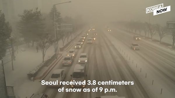 หิมะปกคลุมถนนในกรุงโซลหนากว่า 3.8 เซนติเมตร