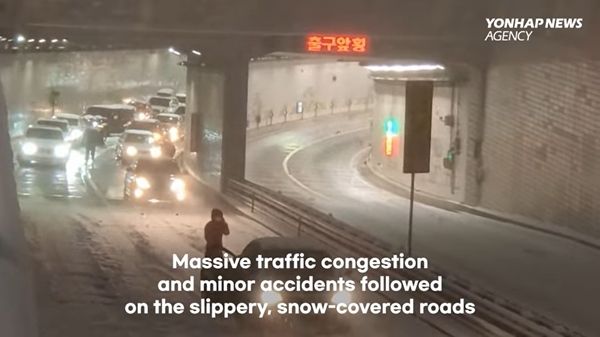 ผลจากจราจรติดขัดเพราะหิมะ ทำให้เกิดอุบัติเหตุบนท้องถนนมากขึ้น