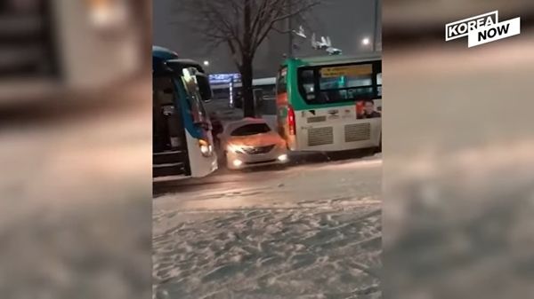 ถนนลื่นมาก รถก็เบรกไม่อยู่จึงทำให้ชนกัน