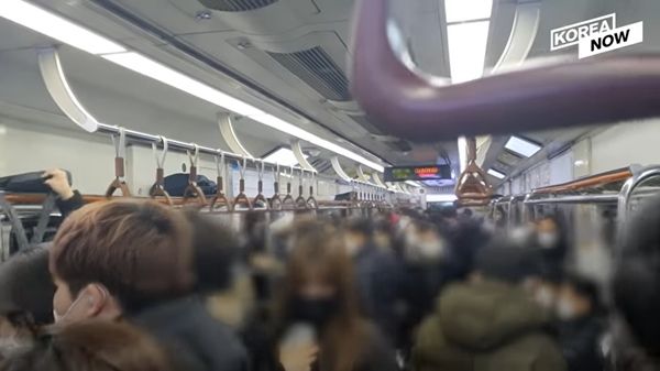 ผู้คนหันมาใช้ขนส่งสาธารณะกันอย่างหนาแน่น