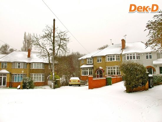 สมัยเรียนมัธยมปลาย พี่ได้อาศัยอยู่กับครอบครัวชาวอังกฤษ (ในรูปเป็นภาพหน้าบ้านในฤดูหนาว)