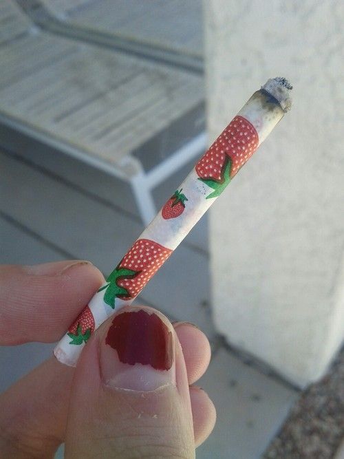 นิยาย Strawberry and cigarettes always taste like YOU Writer