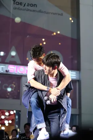 ปกนิยาย ขอสิทธิ์ที่มากกว่าเพื่อนได้มั้ย