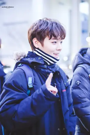 ปกนิยาย [FIC WANNA-ONE] ::HEAD OVER HEELSღ:: {Linhoon ft.minhyunbin}