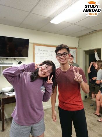 ถ่ายรูปกับพี่ขวัญ รุ่นพี่นักเรียนทุนคิงเหมือนกัน