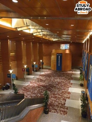 Huntsman Hall ตึกเรียนหลักของ Wharton