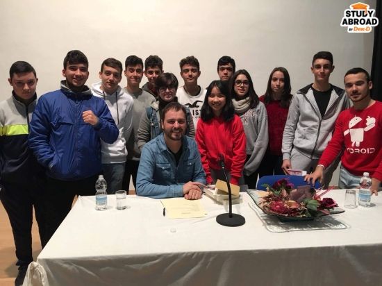 ถ่ายภาพร่วมกับเพื่อนและนักเขียน (วิชา Spanish Lit.)