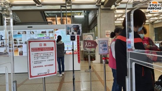 เครื่องวัดอุณหภูมิแต่ละอาคารจะแตกต่างกัน บางที่คนเยอะก็แค่เดินผ่านแล้วสแกนได้ บางที่เป็นแบบ manual หรือบางที่ก็เป็นแบบในภาพ 