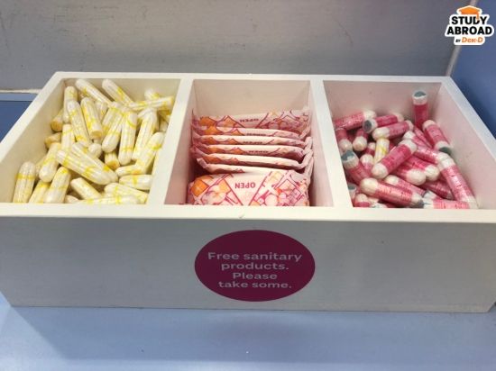 ในห้องน้ำทุกห้องจะมีผ้าอนามัยให้นักศึกษาหยิบใช้ได้ฟรี