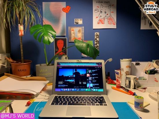 โต๊ะทำงานที่มหา'ลัยของเราเอง :)