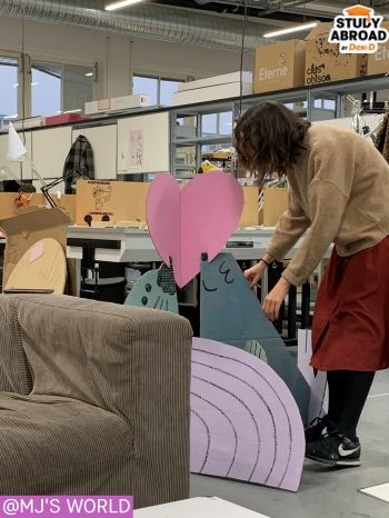 เพื่อนๆ เตรียมจัด exhibition กัน