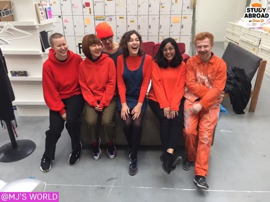 เพื่อนๆ ที่มหาลัย ใส่สีส้มมาโดยมิได้นัดหมายเลยอะดิ