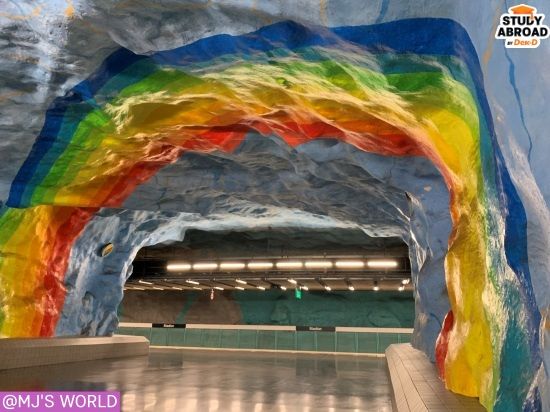 มีสถานีรถไฟสีรุ้งด้วย!