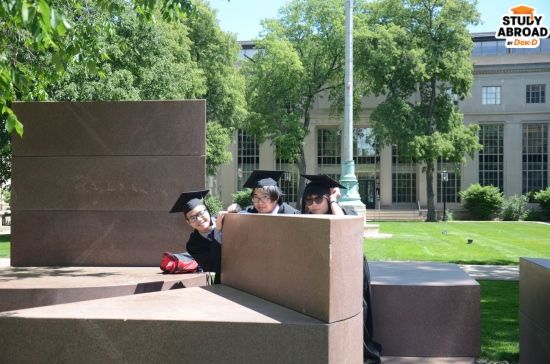 ถึงพิธีรับปริญญาจะเป็นออนไลน์ แต่เราก็จะถ่ายรูปชุดครุยอยู่ดี!