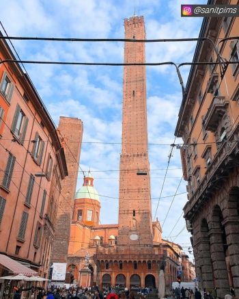 Two Towers of Bologna  เป็นเหมือนแลนมาร์กของที่นี่