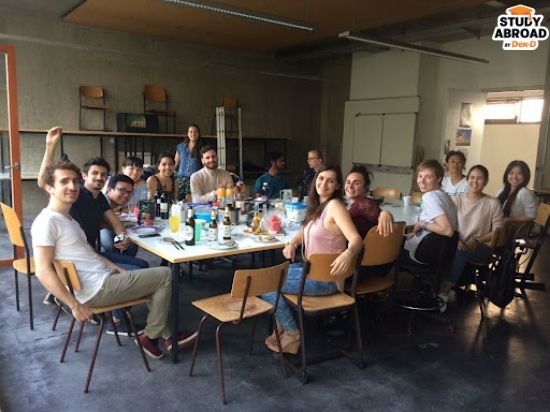 Hang out กับเพื่อนๆ