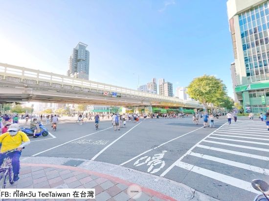 ทางข้ามหน้าตลาดต้นไม้