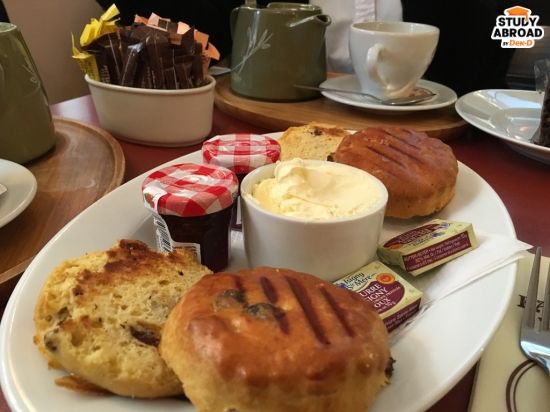 (อีกเมนูนึงที่ต้องกินคู่กับชาคือ Scone มีทั้งแบบ Scone ธรรมดา, มีลูกเกด บางที่อาจจะมีไส้อย่างอื่น เช่นชีสด้วย)