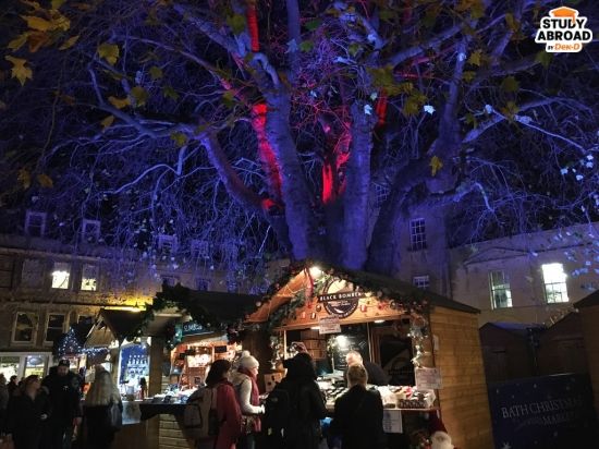 (Christmas Market - แต่ละปีที่ Bath ตอนช่วงปลายเดือนพฤศจิกายนจนถึงกลางเดือนธันวาคมจะมี Chrsitmas Market จัดขึ้นที่ให้ร้านค้า และร้านอาหารจากหลายๆเมืองได้มาขายของ)
